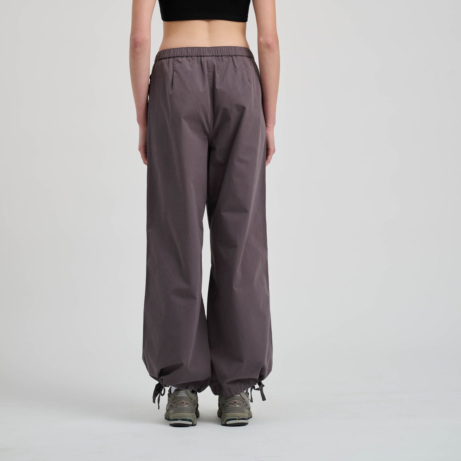 santa-cruz-skateboards-strip-parachute-pant-pantalone-donna image 4
