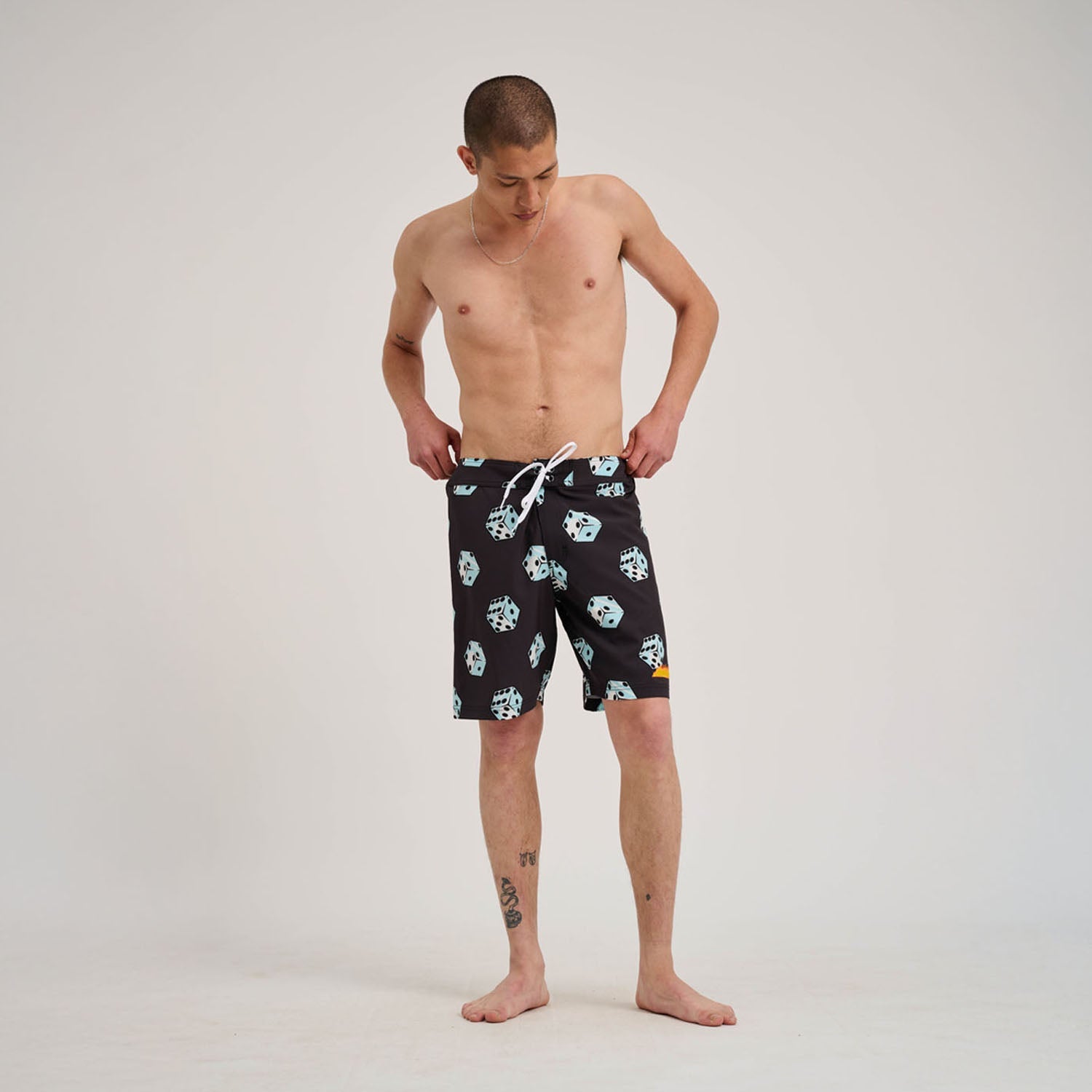 santa-cruz-skateboards-flaming-strip-dice-boardshort-costume-19-elasticizzato image 6