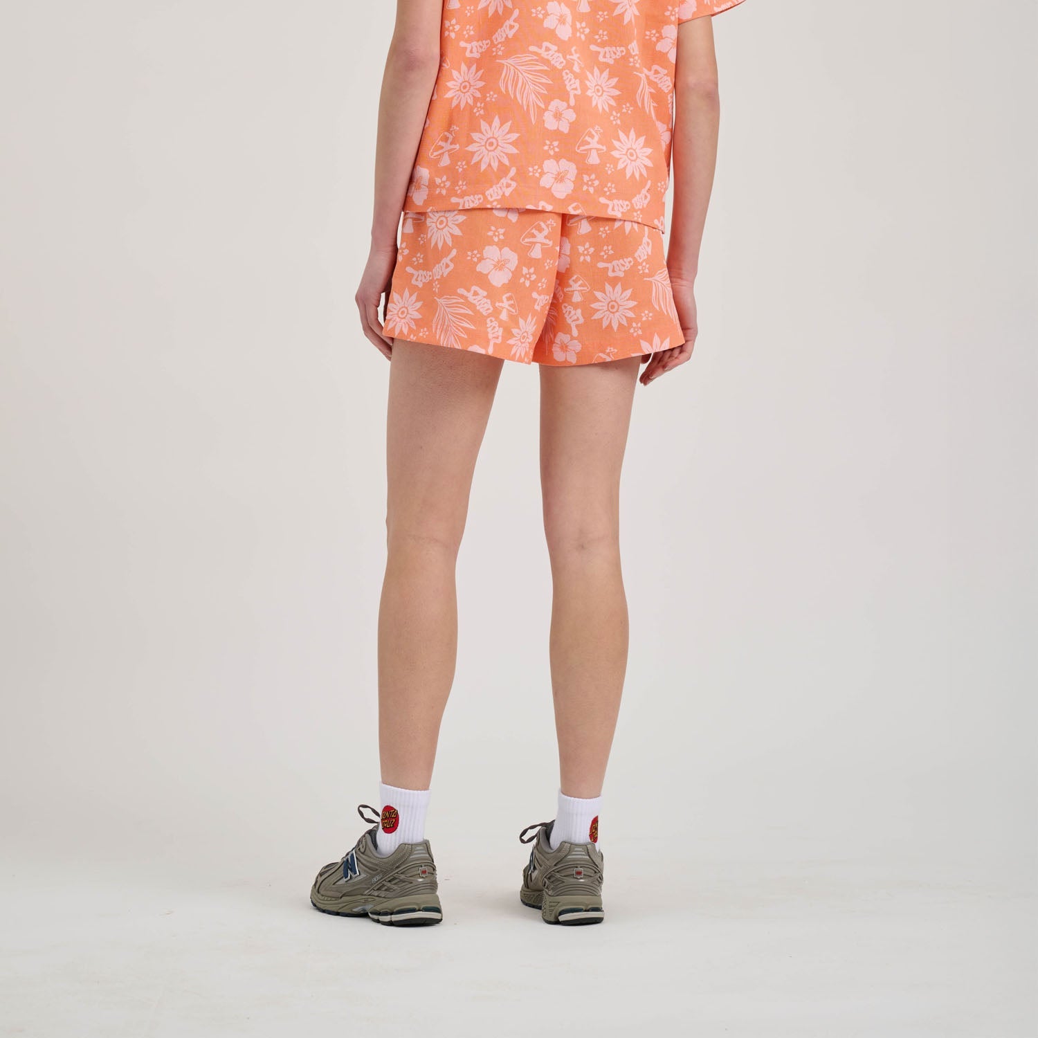 santa-cruz-skateboards-take-a-trip-shorts-donna-stampa-all-over image 4