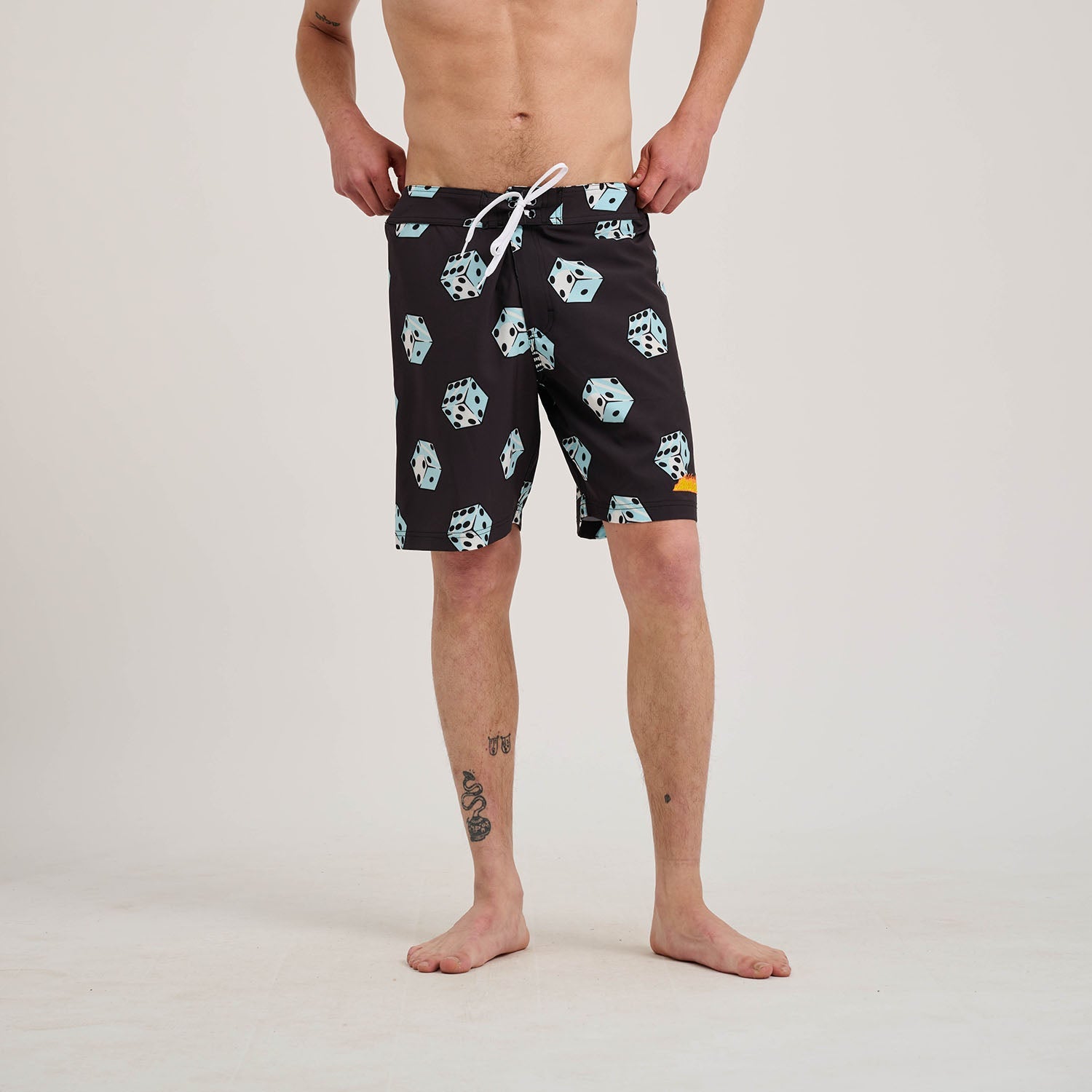 santa-cruz-skateboards-flaming-strip-dice-boardshort-costume-19-elasticizzato image 3