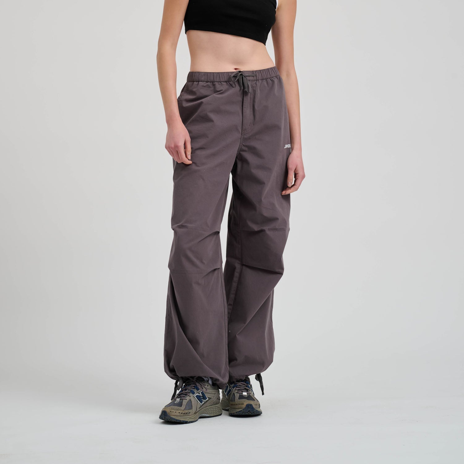 santa-cruz-skateboards-strip-parachute-pant-pantalone-donna image 3