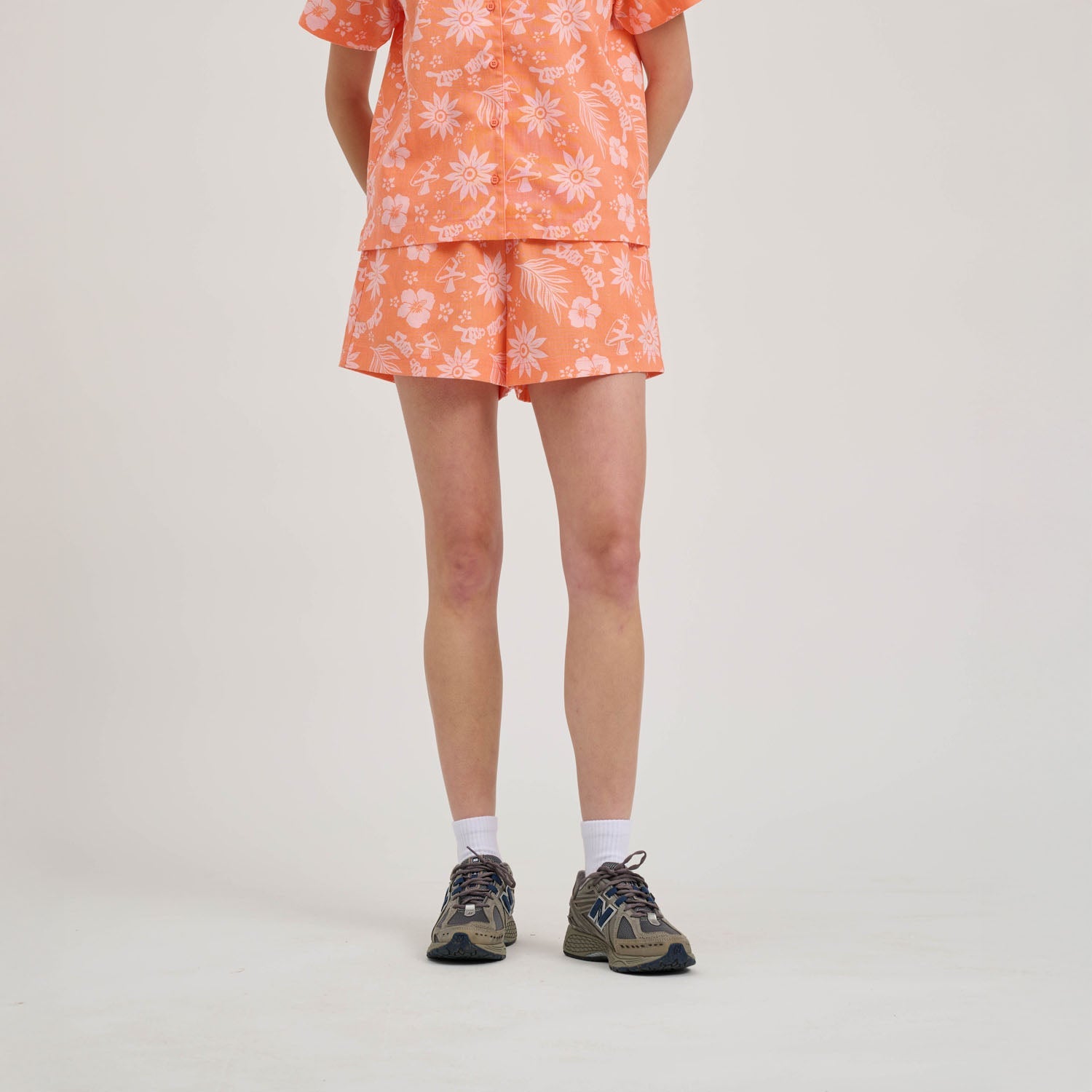 santa-cruz-skateboards-take-a-trip-shorts-donna-stampa-all-over image 3